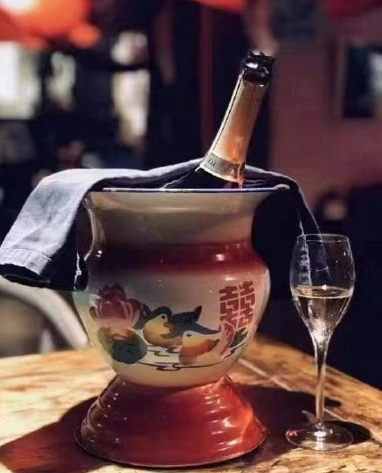 奇葩物：中国传统痰盂变身了！变成果盘可还行？